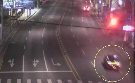 경찰 추격을 피해 대전 도심을 폭주하는 무면허 중학생들의 차량. [사진 JTBC 영상 캡처]