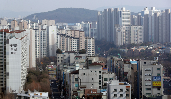 정부가 19차 부동산 대책을 발표한 20일 규제를 받게된 수원지역 아파트 단지 [이승환 기자]