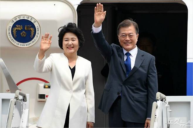 지난 2017년 6월 28일 문재인 대통령과 부인 김정숙 여사가 경기도 성남 서울공항에서 취임 후 첫 해외 순방 일정인 한미정상회담을 위해 미국으로 출국하고 있다. (사진=이한형 기자/자료사진)