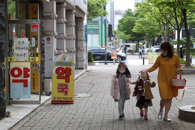 정부가 공적 마스크 5부제를 해제한 1일 광주 서구 치평동 한 약국 앞이 대기 줄 없이 한산하다. 의원급 병원이 밀집한 이곳에서 마스크 부족 문제는 아직 나타나지 않았다. 연합뉴스