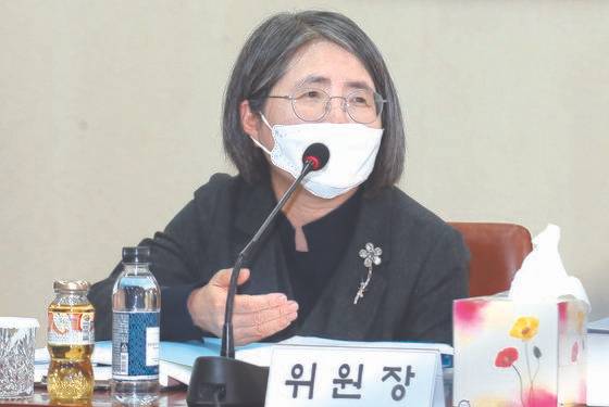 김영란 양형위원장이 지난 4월 20일 대법원 양형위원회 전체 회의에서 참석 위원들과 대화하고 있다. 이날 회의에서는 아동·청소년 이용 음란물 범죄(청소년성보호법 제11조)의 양형기준이 논의됐다. 연합뉴스