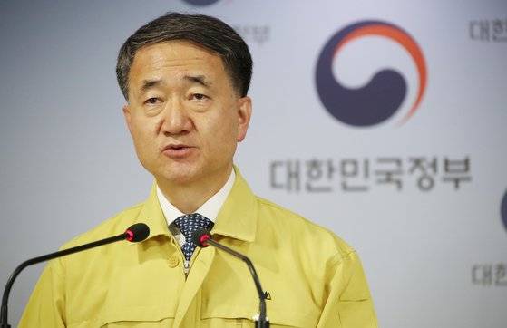 박능후 중앙재난안전대책본부 1차장(보건복지부 장관)이 31일 정부서울청사에서 열린 신종 코로나바이러스 감염증(코로나19) 대응 중대본 회의 결과를 브리핑하고 있다. 연합뉴스