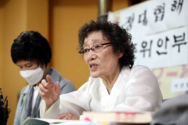 일본 강제징용·위안부 피해자와 유가족 단체인 태평양전쟁희생자유족회 양순임 회장이 1일 오후 인천 강화군 선원면의 한 음식점에서 정의기억연대 해체와 윤미향 더불어민주당 의원 사퇴를 요구하는 기자회견을 하고 있다.[뉴스1]