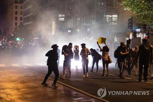 '흑인 남성 사망' 미국 백악관 앞까지 몰려든 시위대 (워싱턴 AFP=연합뉴스) 미국 흑인 남성 조지 플로이드의 사망에 항의하는 시위대가 31일(현지시간) 워싱턴DC 백악관 앞에서 피켓을 들고 시위하고 있다. 경찰은 이날 밤늦게까지 시위대를 향해 최루탄을 쐈다. 이번 항의 시위로 미 주요 도시에 통행금지령이 내려졌다.