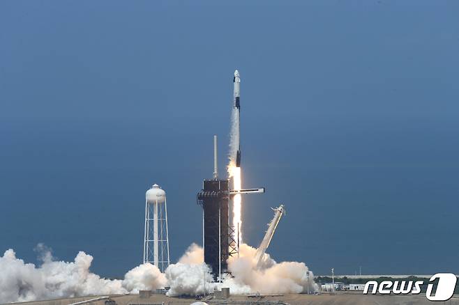 30일(현지시간) 발사 직후 대지를 박차고 이륙하고 있는 스페이스X. © 로이터=뉴스1 © News1 박형기 기자