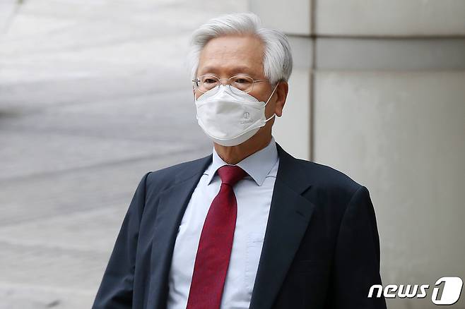 고영주 전 방송문화진흥회 이사장이 2일 오후 서울 서초구 서울중앙지방법원에서 열린 항소심 공판에 출석하고 있다. 2020.6.2/뉴스1 © News1 민경석 기자
