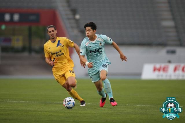 서울 이랜드의 김태현(오른쪽). 사진제공=한국프로축구연맹
