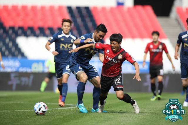서울 이랜드의 김동권(가운데). 사진제공=한국프로축구연맹