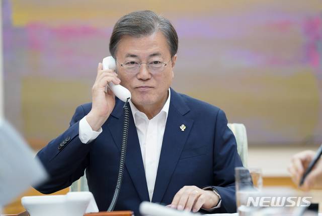 [서울=뉴시스] 문재인 대통령이 1일 청와대 관저에서 도널드 트럼프 미국 대통령과 통화하고 있다. (사진=청와대 제공) 2020.06.01.   photo@newsis.com