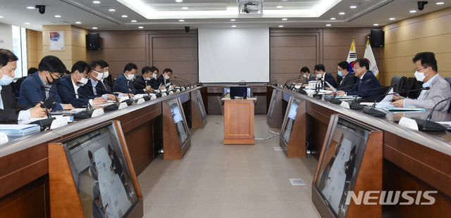 [서울=뉴시스]안일환 기획재정부 차관이 2일 세종시 정부세종청사에서 열린 '제9차 비상 재정관리점검회의'를 주재, 발언하고 있다. (사진=기획재정부 제공) 2020.06.02. photo@newsis.com