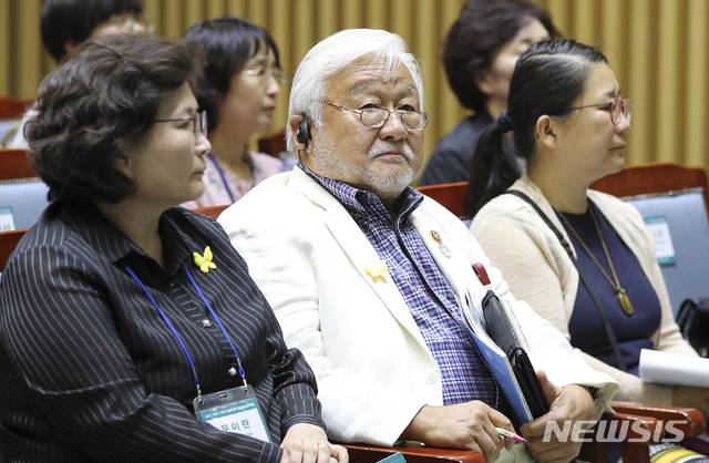 [서울=뉴시스]최진석 기자 = 지난해 8월 서울 중구 서울시청 신청사에서 열린 '위안부 피해자 기림의 날 기념 국제 심포지엄'에 참석한 마이크 혼다 전 미국 하원의원이 발표를 경청하고 있다.  혼다 전 의원은 2007년 미국 하원에서 일본군 위안부 결의안 통과를 이끌었던 인물이다. 2019.08.13.myjs@newsis.com