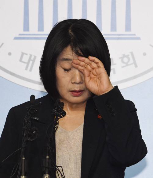 더불어민주당 윤미향 당선인이 29일 오후 서울 여의도 국회 소통관에서 정의기억연대(정의연) 활동 기간에 불거진 의혹에 대한 기자회견을 하고 있다. 2020.5.29  김명국 선임기자 daunso@seoul.co.kr