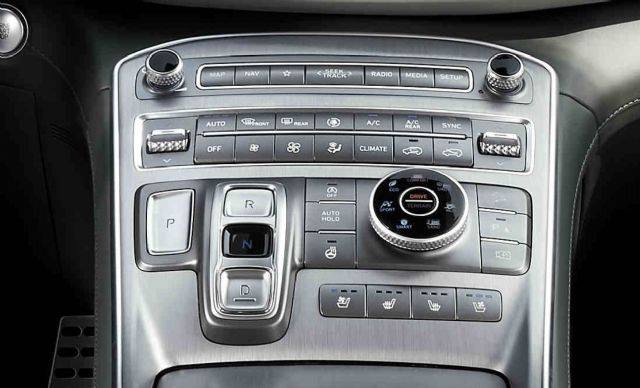 현대차 더 뉴 싼타페 센터페시아 아랫쪽에는 여러 버튼이 있는데, 공조 디스플레이가 들어갈 공간이 없는 것으로 나타났다. (사진=현대차)