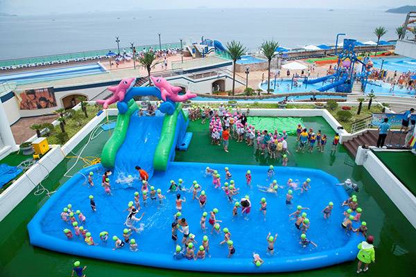 여름철 성수기 대비 수영장, 워터파크 등 놀이시설을 이용할 때는 사람들과의 거리두기를 꼭 지켜야 한다./클립아트코리아 제공