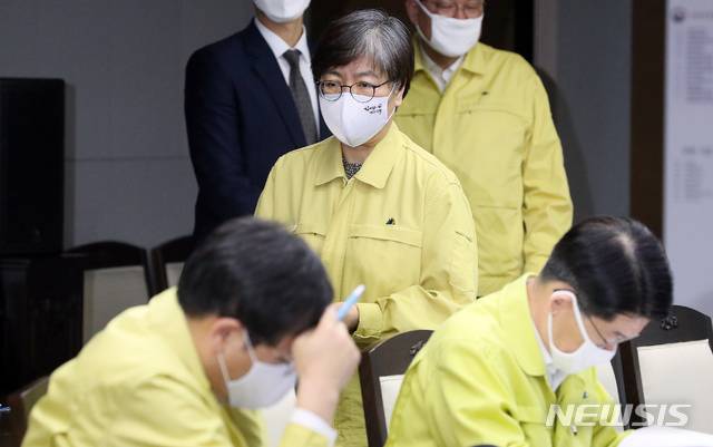 [세종=뉴시스]강종민 기자 = 정은경 중앙방역대책본부장(질병관리본부장)이 20일 오전 정부세종청사에서 열린 신종코로나바이러스 감염증(코로나19) 대응 중앙재난안전대책본부 회의에 참석하고 있다. 2020.05.20.  ppkjm@newsis.com