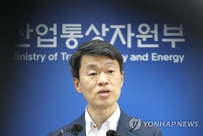 나승식 무역투자실장 "불법성과 부당성 객관적으로 입증할 것" (세종=연합뉴스) 김주형 기자 = 산업통상자원부 나승식 무역투자실장이 2일 오후 세종시 정부세종청사에서 일본 수출규제 관련 한국정부입장을 설명하고 있다. 2020.6.2 kjhpress@yna.co.kr
