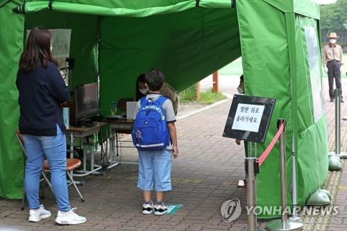 등교 전 발열 검사 (서울=연합뉴스) 류영석 기자 = 3차 등교 개학일인 3일 오전 서울 용산구의 한 초등학교에 한 학생이 등교 전 발열 검사를 받고 있다. 2020.6.3 ondol@yna.co.kr