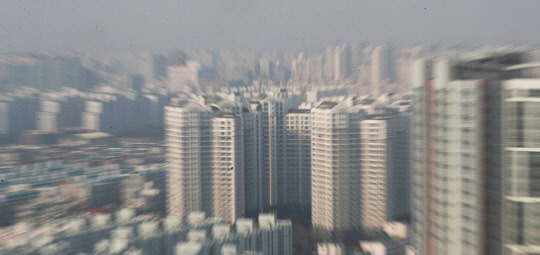 정부의 규제에도 고삐 풀린 수원 아파트값이 좀처럼 진정되지 않고 있다. 최근 광교신도시 일대에서 15억원이 넘는 아파트가 속속 거래되고 있다. 경기도 수원 시내 아파트 단지 모습.<연합뉴스>