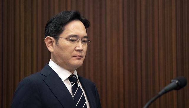 이재용 삼성전자 부회장이 5월 6일 서초동 사옥에서 대국민 사과 회견을 위해 입장하고 있다. 연합뉴스