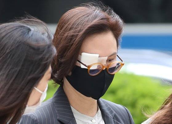 자본시장과 금융투자업에 관한 법률 위반 등 혐의로 기소된 조국 전 법무부 장관의 부인 정경심 동양대 교수가 4일 오전 16차 공판에 출석하기 위해 서울 서초구 서울중앙지방법원으로 들어서며 취재진의 질문을 받고 있다. [뉴시스]