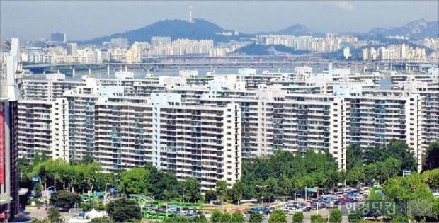 서울 잠실 일대 아파트 단지. 서울 아파트값이 보합세로 전환됐지만, 송파구 아파트들은 하락세를 나타냈다. (자료 한경DB)
