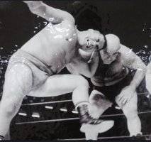 '박치기왕' 김일이 상대 선수를 주무기인 머리박치기로 제압하고 있다.