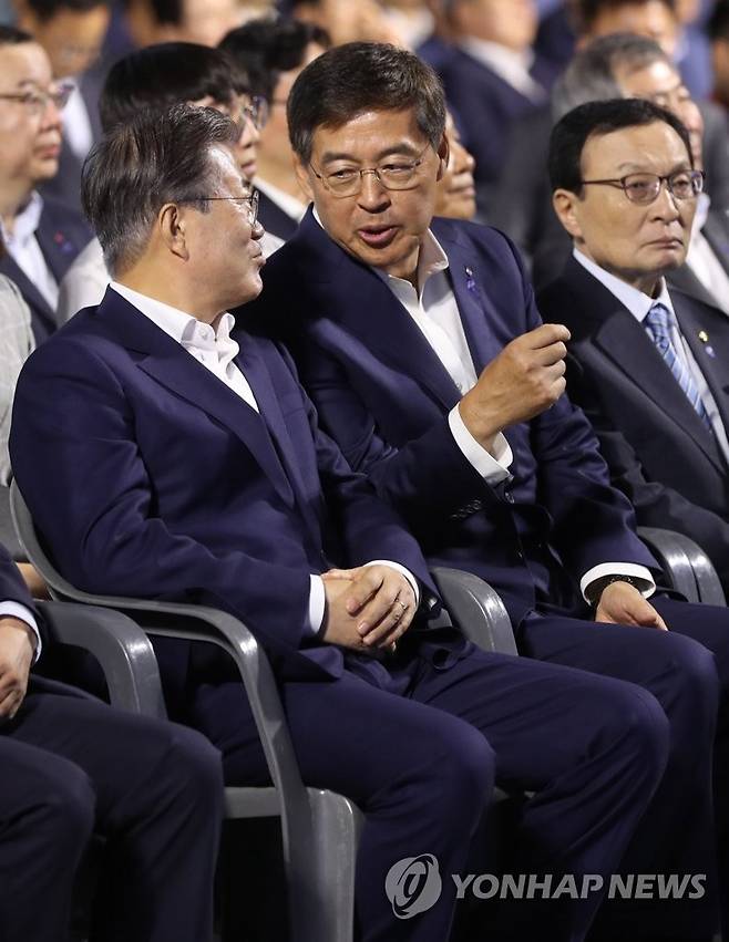 구미 투자협약식 참석한 문 대통령 문재인 대통령이 지난해 7월 25일 오후 경북 구미 컨벤션센터인 구미코에서 열린 '상생형 구미 일자리 투자 협약식'에 신학철 LG화학 대표이사와 대화하고 있다. [연합뉴스 자료사진]