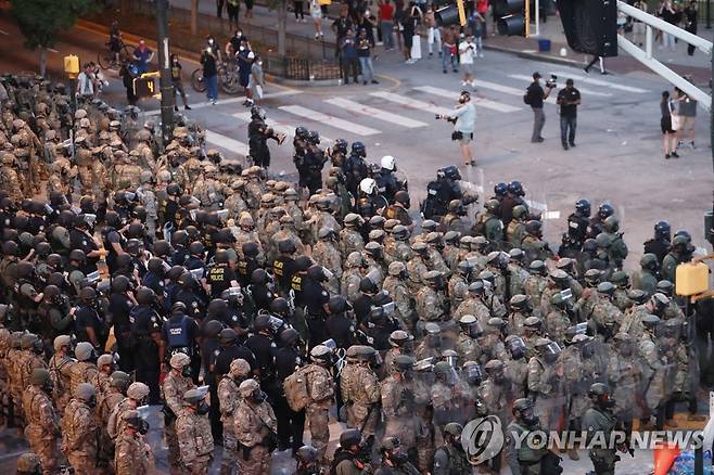 '흑인 사망' 시위 진압 준비하는 미국 경찰ㆍ주방위군 (애틀랜타 EPA=연합뉴스) 지난 2일(현지시간) 미국 조지아 주 애틀랜타에서 통행금지령이 내려진 이후에도 '흑인 사망' 시위가 이어지자 경찰과 주방위군이 진압 준비를 하고 있다. sungok@yna.co.kr