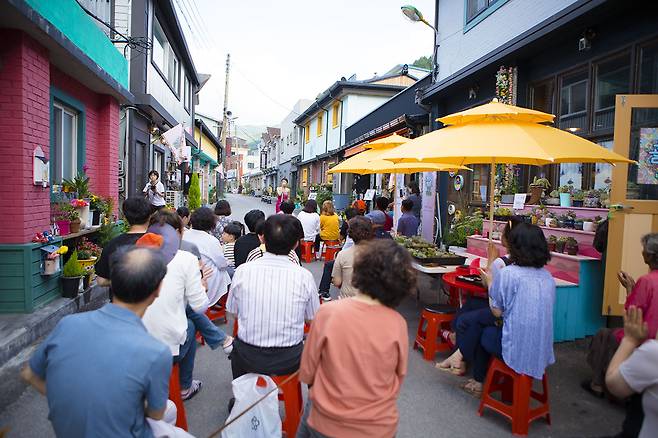 지난해 8월 ‘고한 골목길 정원박람회’에서 열린 콘서트. 마을호텔 18번가 협동조합 제공