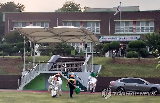 삼척 한 초교서 액상수은 유출 사고 (삼척=연합뉴스) 5일 오후 4시 20분께 강원 삼척시 삼척중앙초등학교 지하 창고에 보관 중이던 낡은 수은 기압계가 수도관 쪽으로 넘어지면서 깨져 액상 수은 1.2㎏이 누출돼 소방 및 특수재난대응단 대원들이 방제작업에 나서고 있다. 2020.6.5 [독자 제공. 재판매 및 DB 금지] yangdoo@yna.co.kr