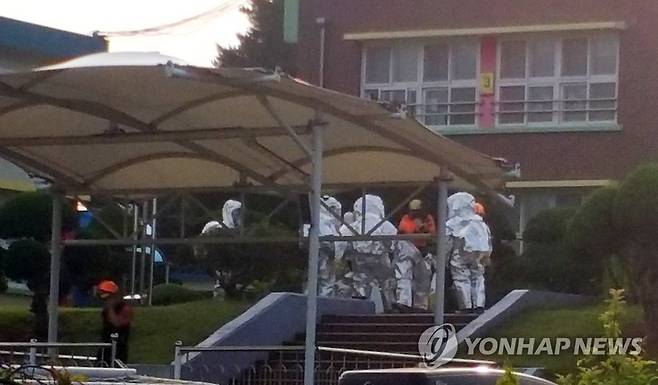 삼척 한 초교서 액상수은 유출 사고 (삼척=연합뉴스) 5일 오후 4시 20분께 강원 삼척시 삼척중앙초등학교 지하 창고에 보관 중이던 낡은 수은 기압계가 수도관 쪽으로 넘어지면서 깨져 액상 수은 1.2㎏이 누출돼 소방 및 특수재난대응단 대원들이 방제작업에 나서고 있다. 2020.6.5 [독자 제공. 재판매 및 DB 금지] yangdoo@yna.co.kr