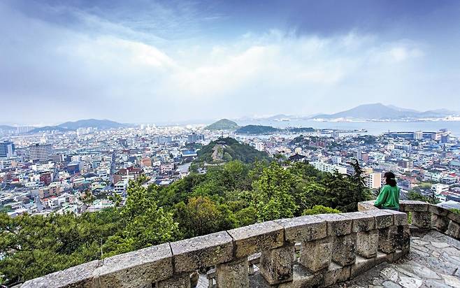 목포 유달산에는 1935년 발표된 이난영의 ‘목포의 눈물’ 노래비가 서 있다. 트로트 역사를 이야기할 때 빠지지 않는 기념비적인 곡이다. 유달산에서는 ‘이난영공원’이 있는 삼학도가 한눈에 들어온다. ‘목포의 눈물’이 쉬지 않고 흘러나오는 산에서 바라보는 목포 풍경이 정겹다. /이신영 영상미디어 기자