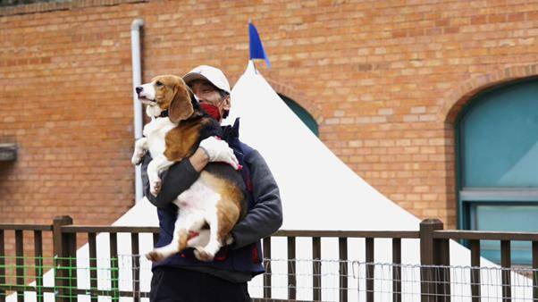 유영재 비글구조네트워크 대표가 지난 4월20일 비구협 논산쉼터에서 실험견으로 이용되다 비구협에 기증된 비글 29마리 중 1마리를 안고 있다. 논산=동그람이 김광영