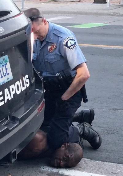 지난 5월 25일(현지시간) 미국 미네소타주 미니애폴리스에서 백인 경찰이 무릎으로 흑인 남성 조지 플로이드의 목덜미를 누르고 있다. / AP연합뉴스