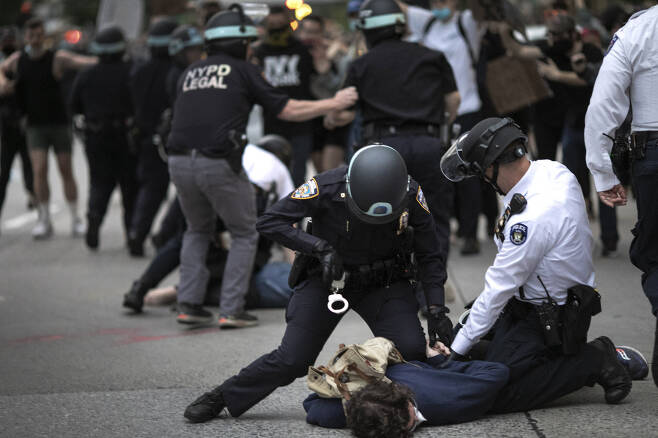 6월 2일(현지시간) 미국 뉴욕에서 경찰이 조지 플로이드 사망에 항의하며 거리로 나온 시위대를 체포하고 있다. / AP연합뉴스