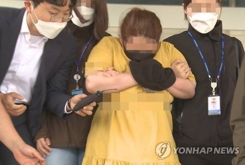지난 3일 의붓아들을 여행용 가방에 넣어 심정지 상태에 이르게 한 여성에게 구속영장이 발부됐다.