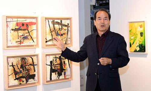 황의록 한국화가협동조합 이사장은 경영학자로 살면서도 인생 2막에 “돈이 안 된다”며 다들 만류하는데도 ‘그림을 통해 세상을 바꾸자’는 신념으로 화가조합을 만들어 운영하고 있다. 황 이사장은 인터뷰에서 “경영학의 예술현장 접목이라는 새로운 시도가 즐겁기만 하다”며 “작가들이 조금 더 나은 여건에서 작품활동에 전념할 수 있도록 지원하고 대중은 돈이 있든 없든 누구나 그림을 가까이하고 즐길 수 있게 하는 것이 조합의 목표”라고 말했다. 서상배 선임기자