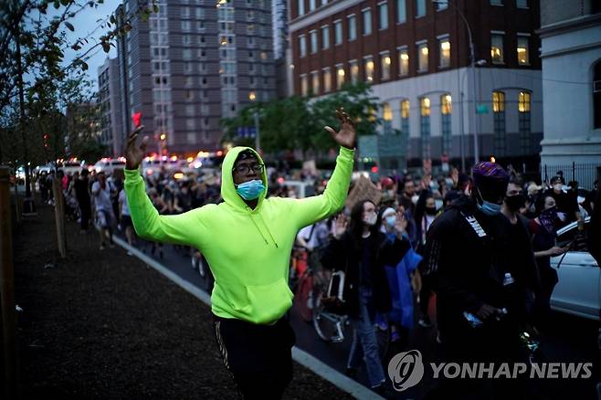 질서 정연하게 행진하는 뉴욕 시위대 [로이터=연합뉴스]