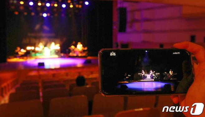 지난 4월17일서울 마포구 마포아트센터 아트홀맥에서 ‘안방에서 즐기는 마포아트센터 두 번째 시리즈 – 올 댓 리듬 라이브(Live)’ 무관객 생중계 공연이 열리는 모습.  2020.4.17/뉴스1 © News1 김진환 기자