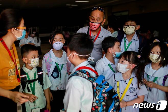 필리핀 케손시티 내 중국인 학교의 보호자와 학생들이 마스크를 착용하고 있다. © 로이터=뉴스1