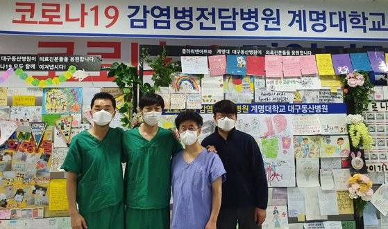 방상혁 의협 코로나19 지원단장(왼쪽)이 계명대 대구 동산병원에서 '코로나 동지들'과 한 데 모였다.