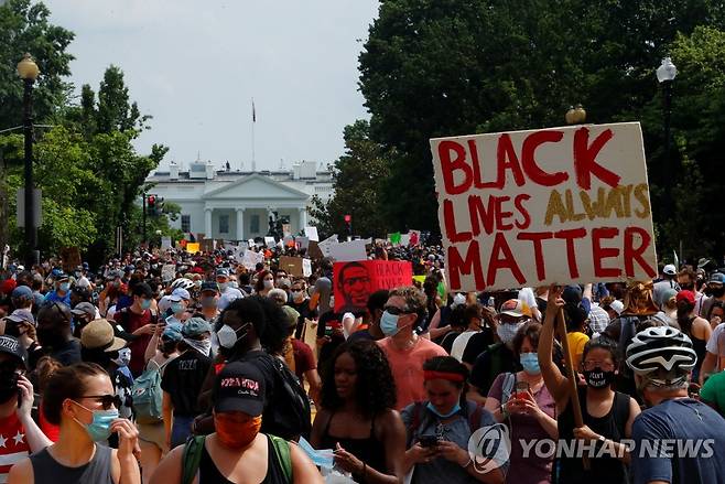 백악관 앞에서 진행된 흑인사망 항의 시위 [로이터=연합뉴스]
