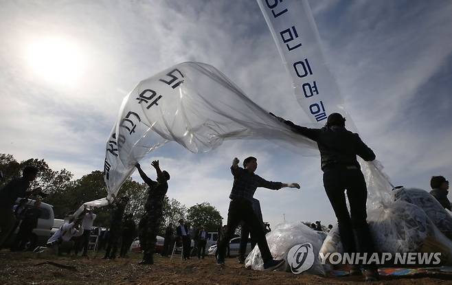 '대북 전단' 북 반발, 정부는 접경지역 안전 위해 자제 촉구 2016년 4월 2일 경기도 파주시 접경지역에서 자유북한운동연합 등 탈북자 단체들이 대북 전단을 날리는 모습. [연합뉴스 자료사진]