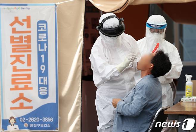 국내 신종 코로나바이러스 감염증(코로나19) 신규 확진자 수가 이틀 연속 50명 선을 넘어선 가운데 7일 오후 서울 양천구 보건소 선별진료소에서 내원객이 검사를 받고 있다. 이날 질병관리본부 중앙방역대책본부에 따르면 코로나19 국내 총 확진자 수는 1만1776명 기록(0시기준), 전일보다 57명 증가한 수치다. 2020.6.7/뉴스1 © News1 황기선 기자