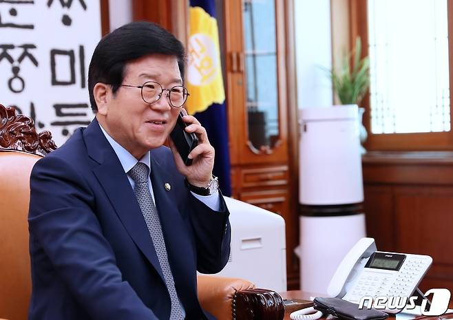 8일 서울 여의도 국회에서 박병석 국회의장이 문재인 대통령과 전화통화를 하고 있다. (국회 제공) © 뉴스1