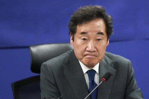 8일 이낙연 더불어민주당 코로나19국난극복위원장이 정치권의 기본소득 논쟁에 뛰어 들었다. 그는 기본소득제의 취지를 이해한다면서도 재원마련과 정책방향에 대한 점검을 요구하며 유보적 입장을 보였다. 뉴스1