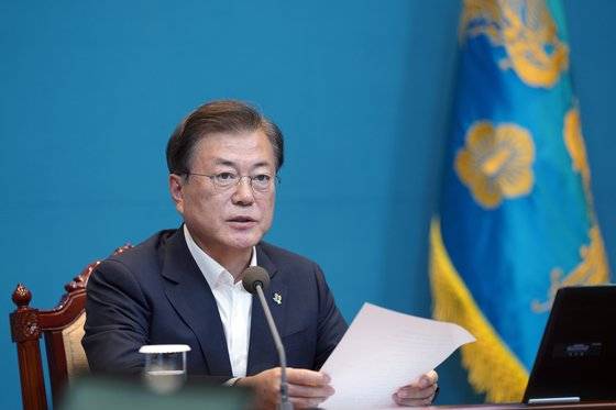 문재인 대통령이 8일 청와대 여민관에서 열린 수석.보좌관회의에 모두발언을 하고 있다. 청와대 사진기자단