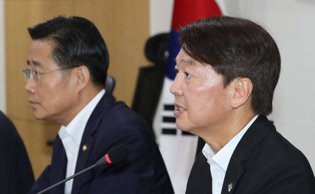 국민의당 안철수 대표(오른쪽)가 8일 오전 국회 의원회관에서 열린 최고위원회의에서 발언하고 있다. 왼쪽은 이태규 최고위원. 연합뉴스