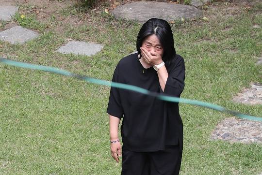 더불어민주당 윤미향 의원이 지난 7일 오전 서울 마포구 연남동 '평화의 우리집'에서 관계자들을 맞이하고 있다. 연합뉴스