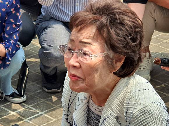 - 지난 6일 대구 중구 희움역사관에서 열린 대구·경북 일본군 위안부 피해자 추모제에 참석한 이용수 할머니가 먼저 떠난 할머니를 떠올리며 생각에 잠겨 있다. 이 할머니는 지난달 두 차례 기자회견에 이어 이 자리에서도 윤미향 더불어민주당 의원을 강하게 비난했다.대구 연합뉴스